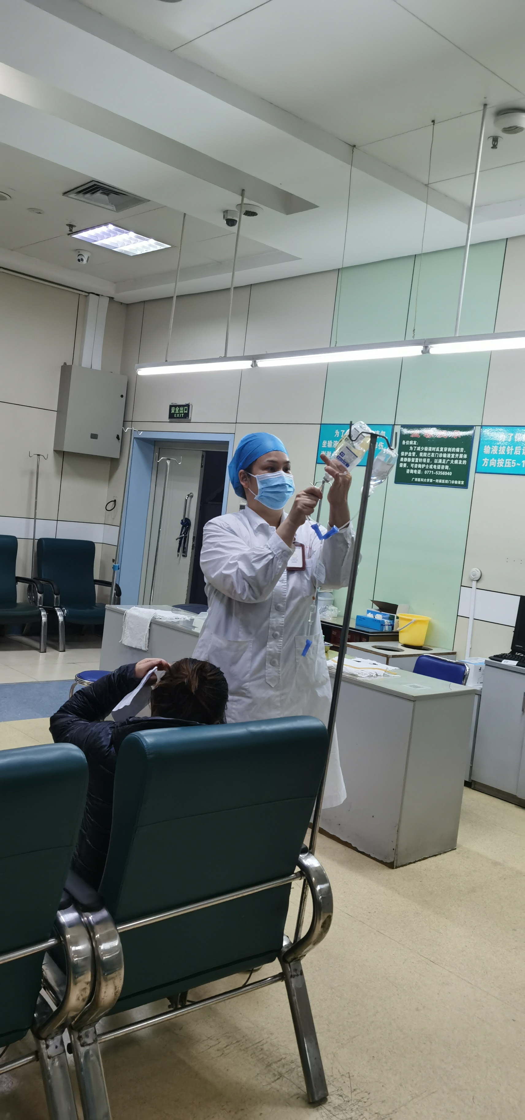 输液患者更换液体.jpg