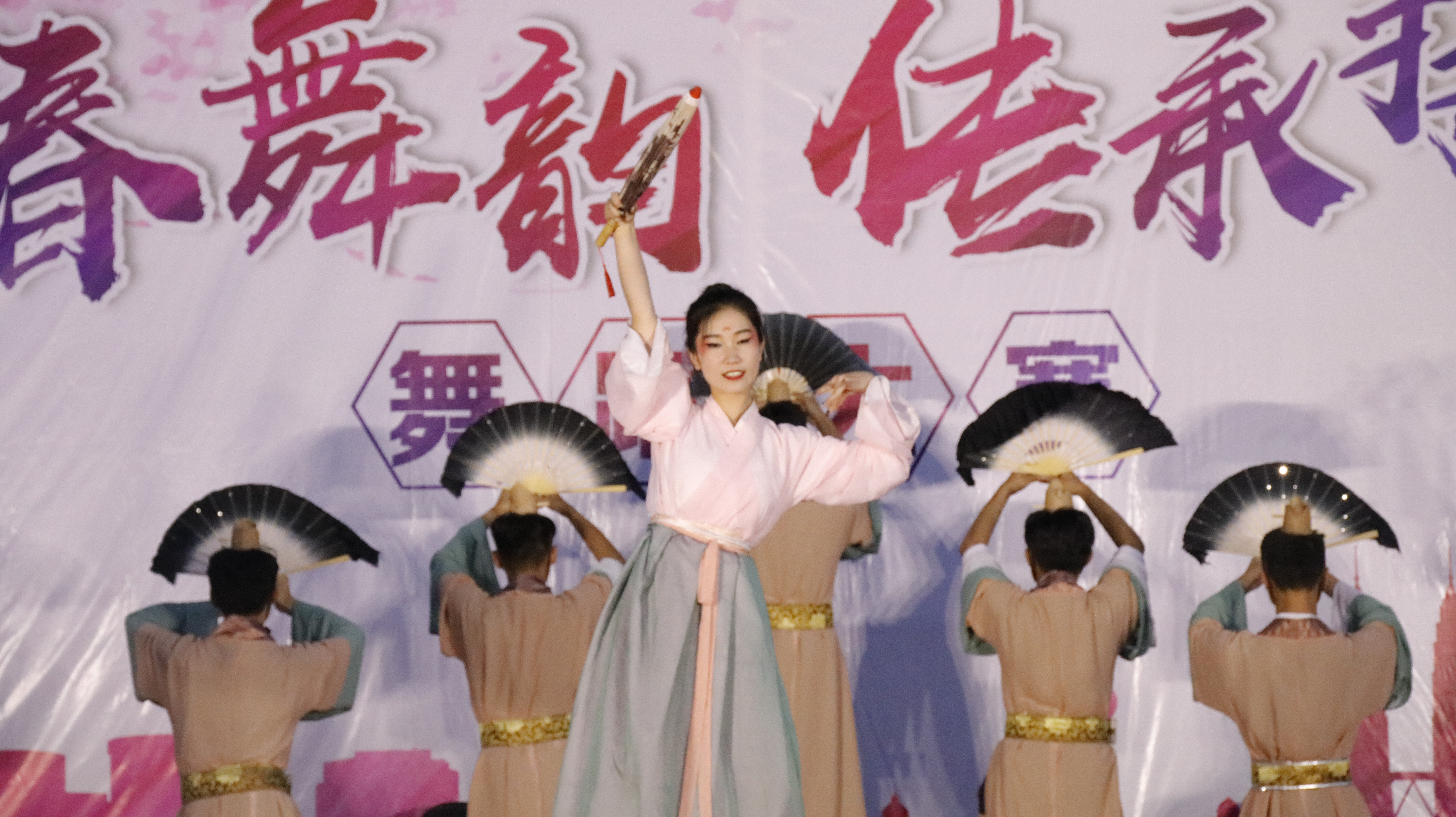 6经济贸易系.JPG