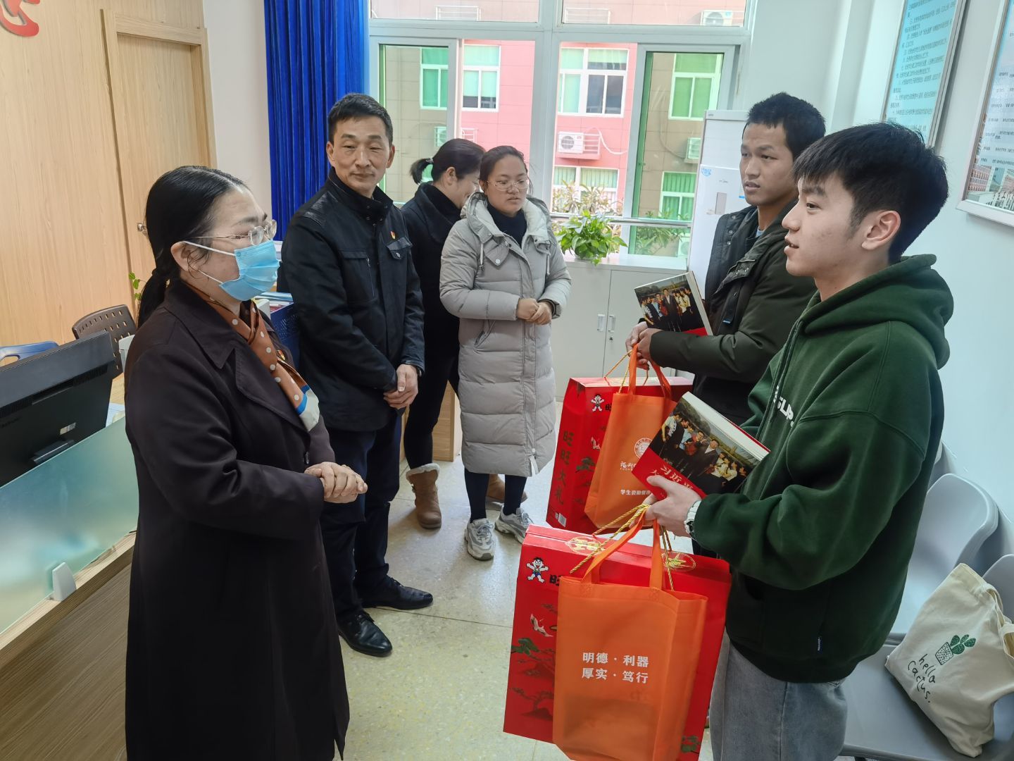 领导与学生亲切交谈.jpeg