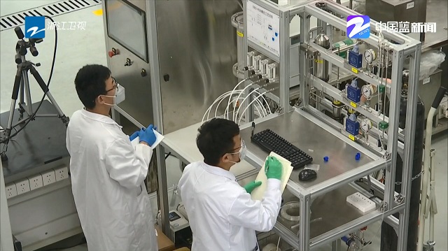 学习采访实录《习近平在浙江》-浙江卫视报道我校学生做实验.jpg