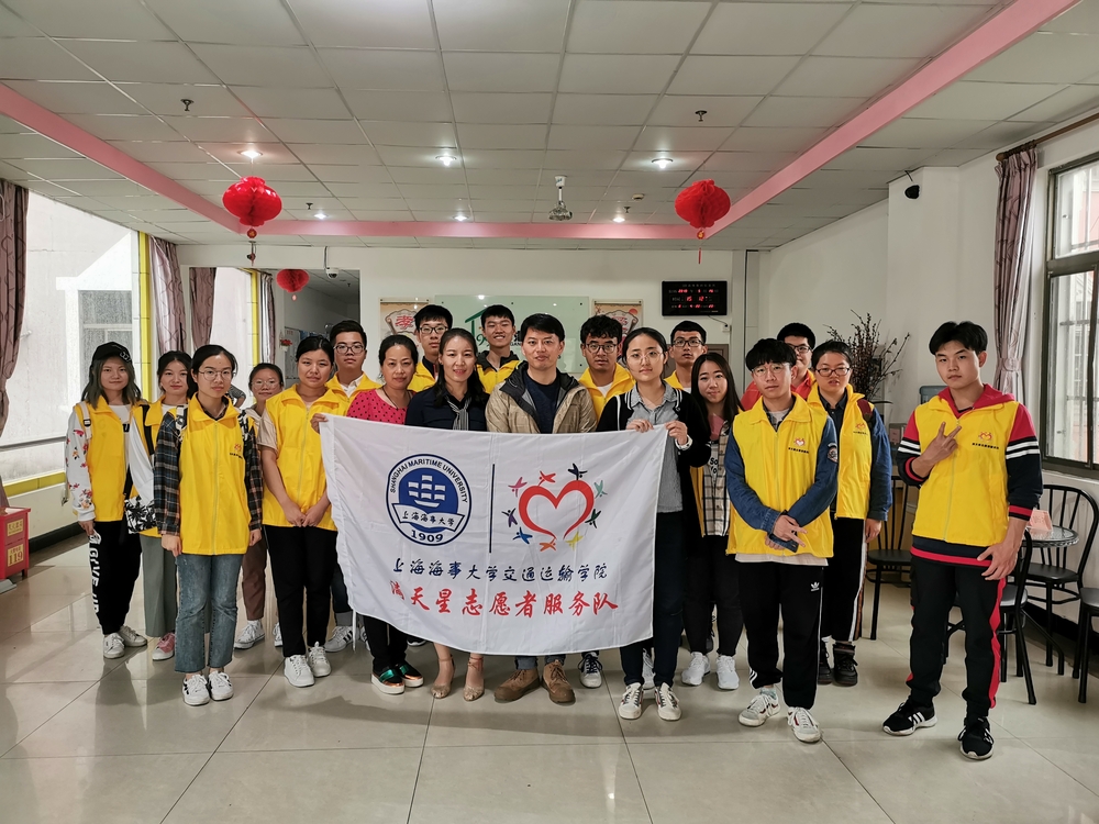 刘建老师组织满天星志愿者服务队前往邻港养护院开展助老服务