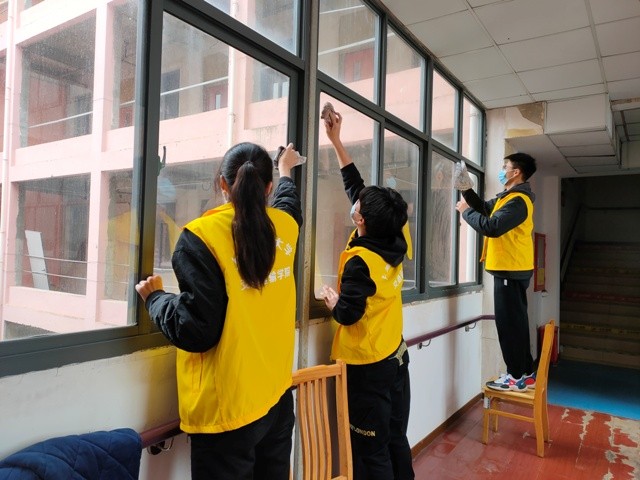 1、志愿者们正在擦窗户.jpg