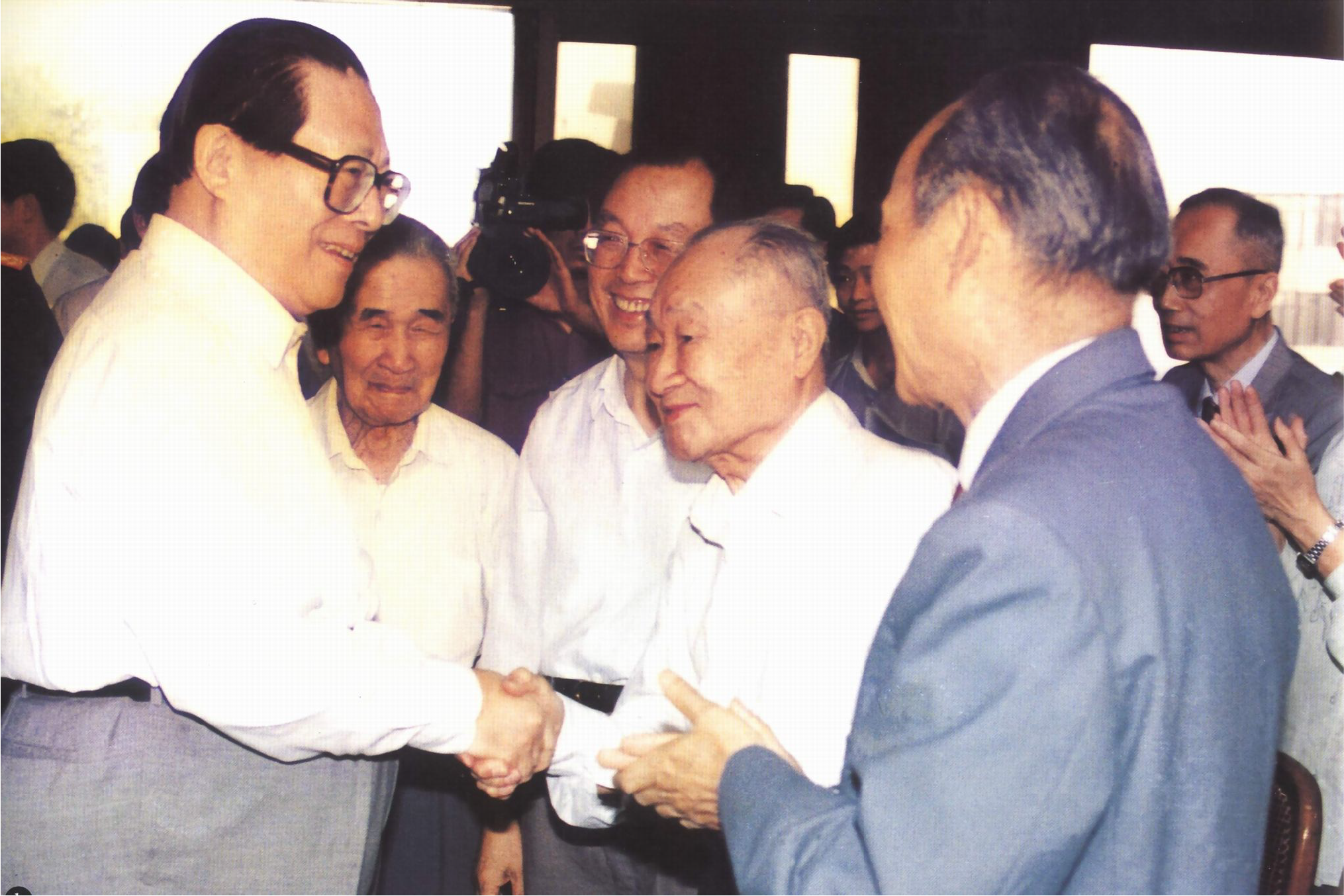 1993年6月15日江泽民（左1）回母校，看望赵富鑫（左2）、周惠久（右2）、陈学俊（右1）等西迁老教授.png