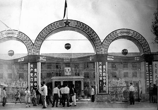 1.西安交大校门1956-1958.jpg