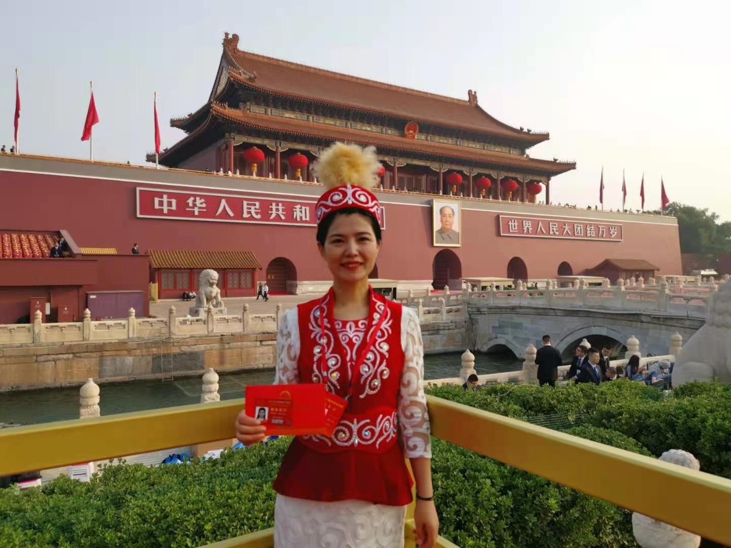 2-2019年10月1日 ，库来西·依布拉音作为全国民族团结模范个人代表受邀赴北京参加新中国成立70周年阅兵观礼.jpg