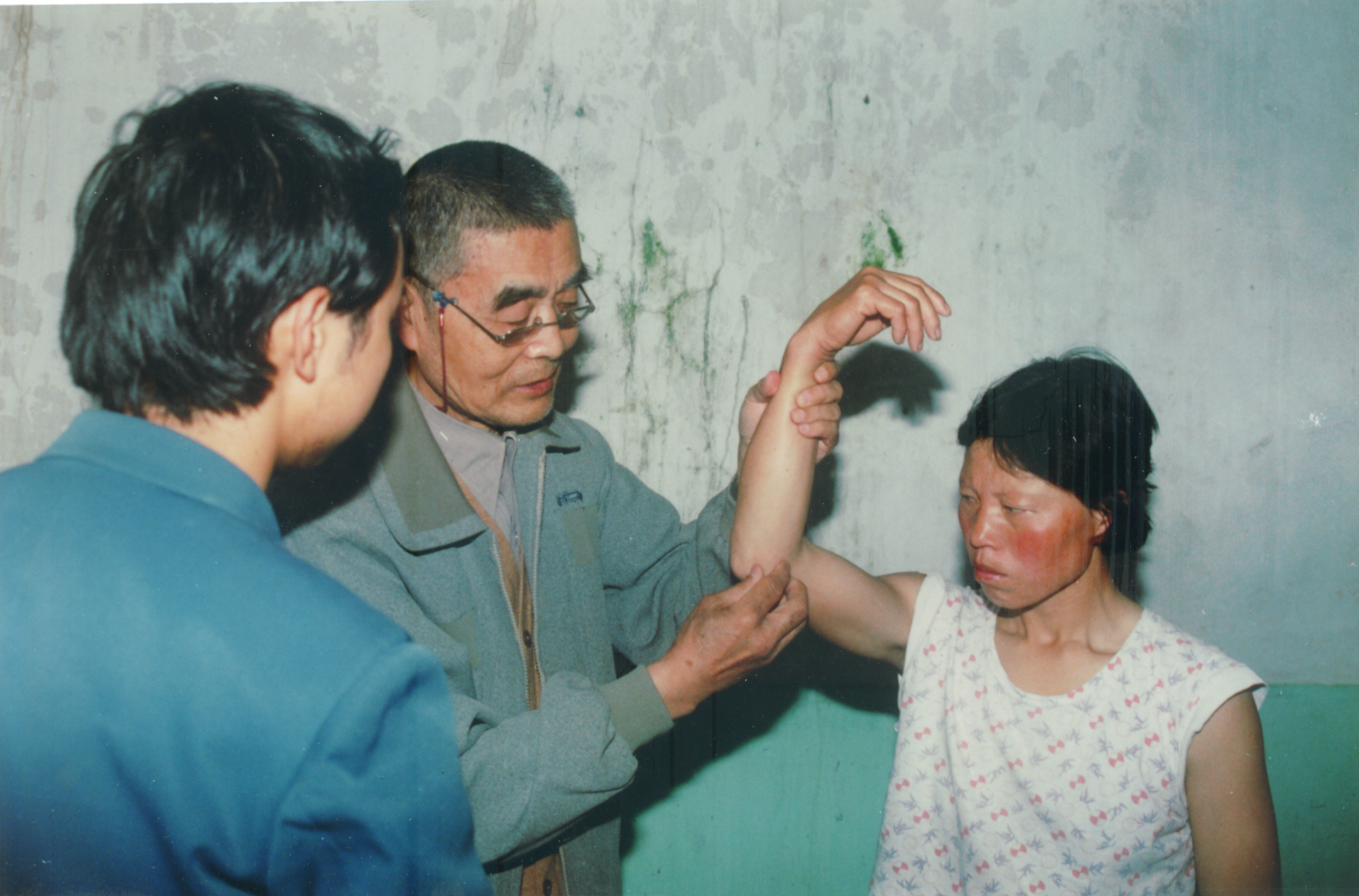 二附院+著名学者+二附院皮肤病专家邓云山教授在看望麻风病患者.jpg