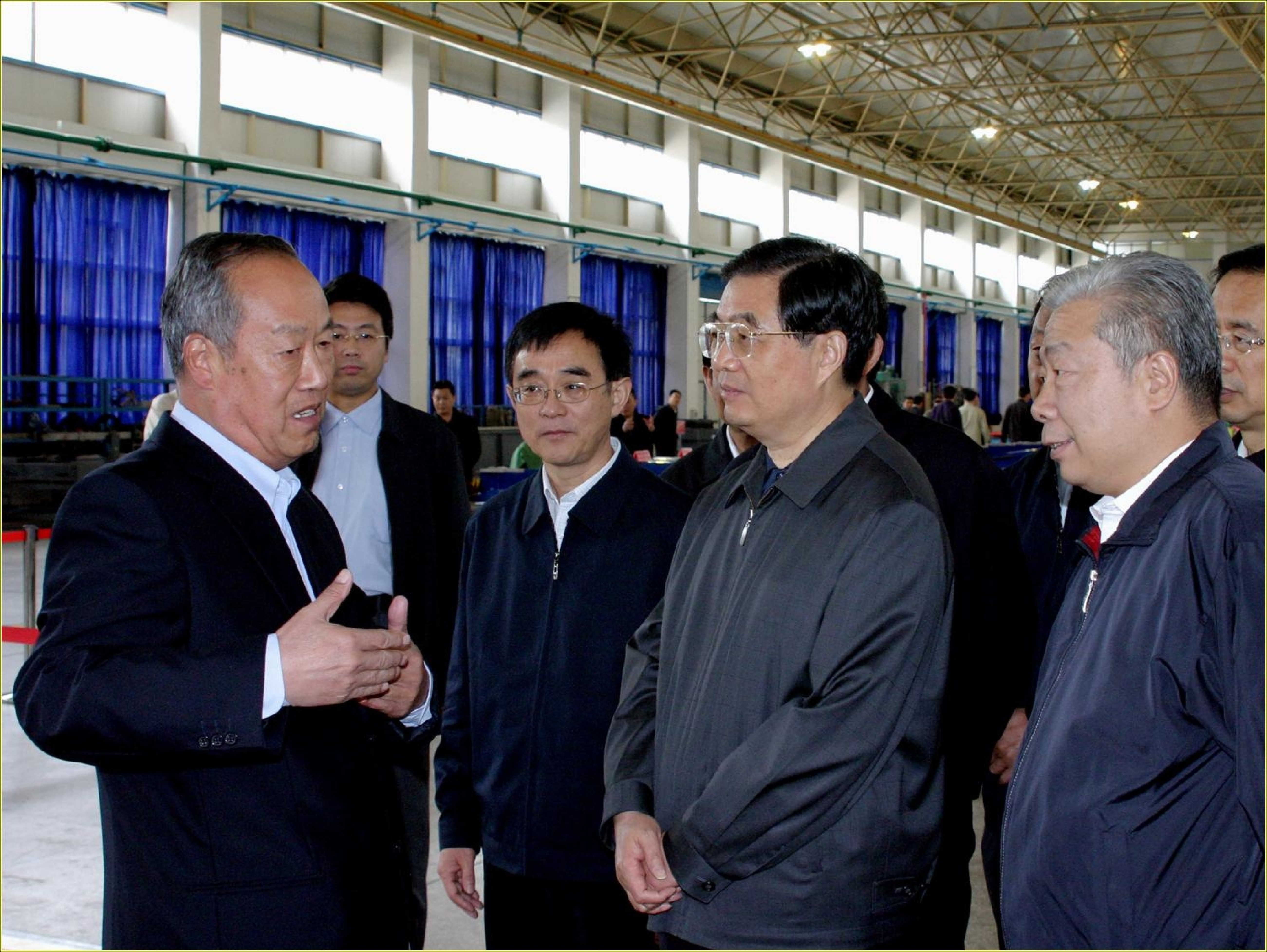 2006年5月14日,中共中央总书记、国家主席、中央军委主席胡锦涛（右二）视察某型号研制现场，徐德民院士（左一）向胡主席汇报工作.jpg