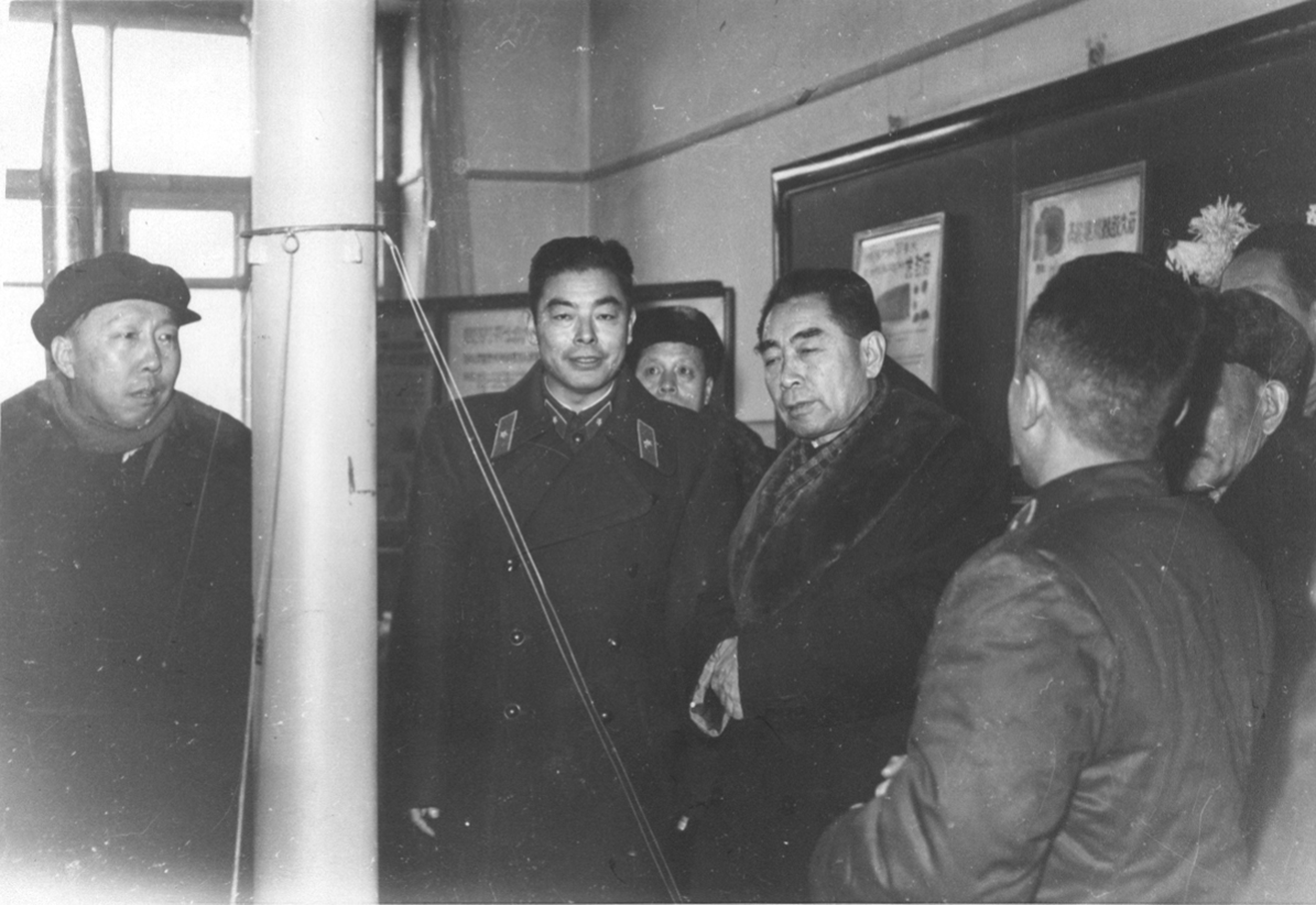 1959年12月23日,周恩来总理在刘居英副院长的陪同下视察新成立的导弹工程系陈列室.jpg