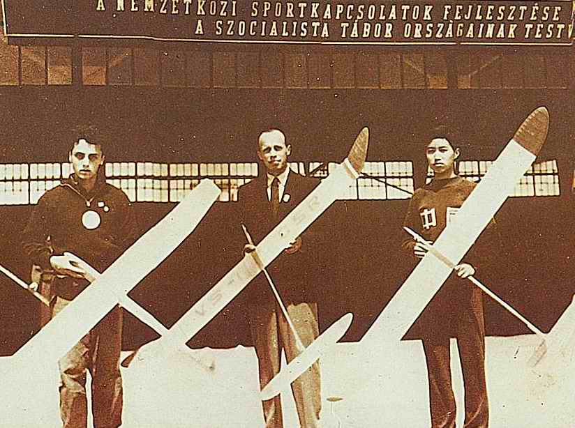 1956年，布达佩斯国际航模赛，华东航空学院运动员薛民献（右一）获A2级牵引模型滑翔机第三名.jpg