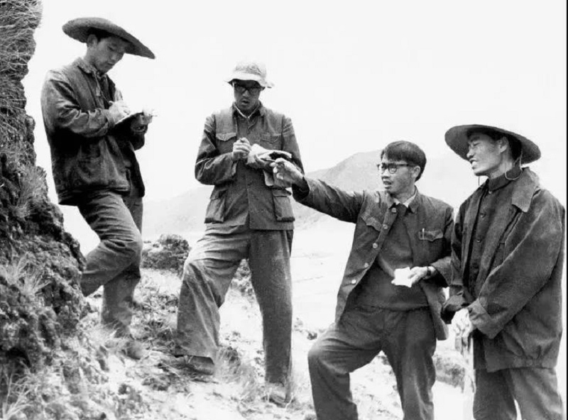 1981年，冰川考察组在川西高原稻城桑堆考察古冰帽，李吉均先生给他的研究生姚檀栋、秦大河、周尚哲等作现场指导。.jpg