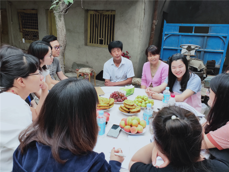 记者在广河县、夏河县就当地资助工作成效、经验做法、受助学生进行采访。.png