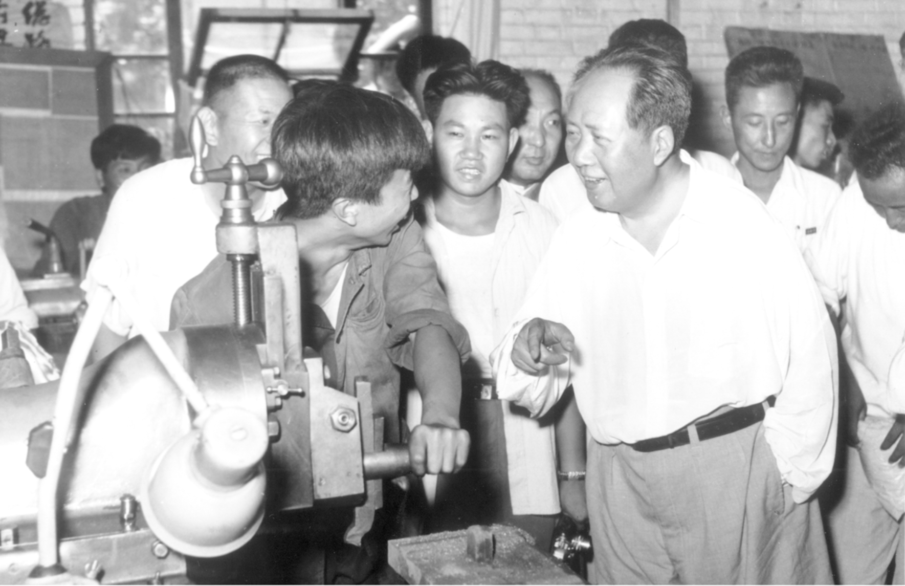1958年8月，毛泽东视察天津大学