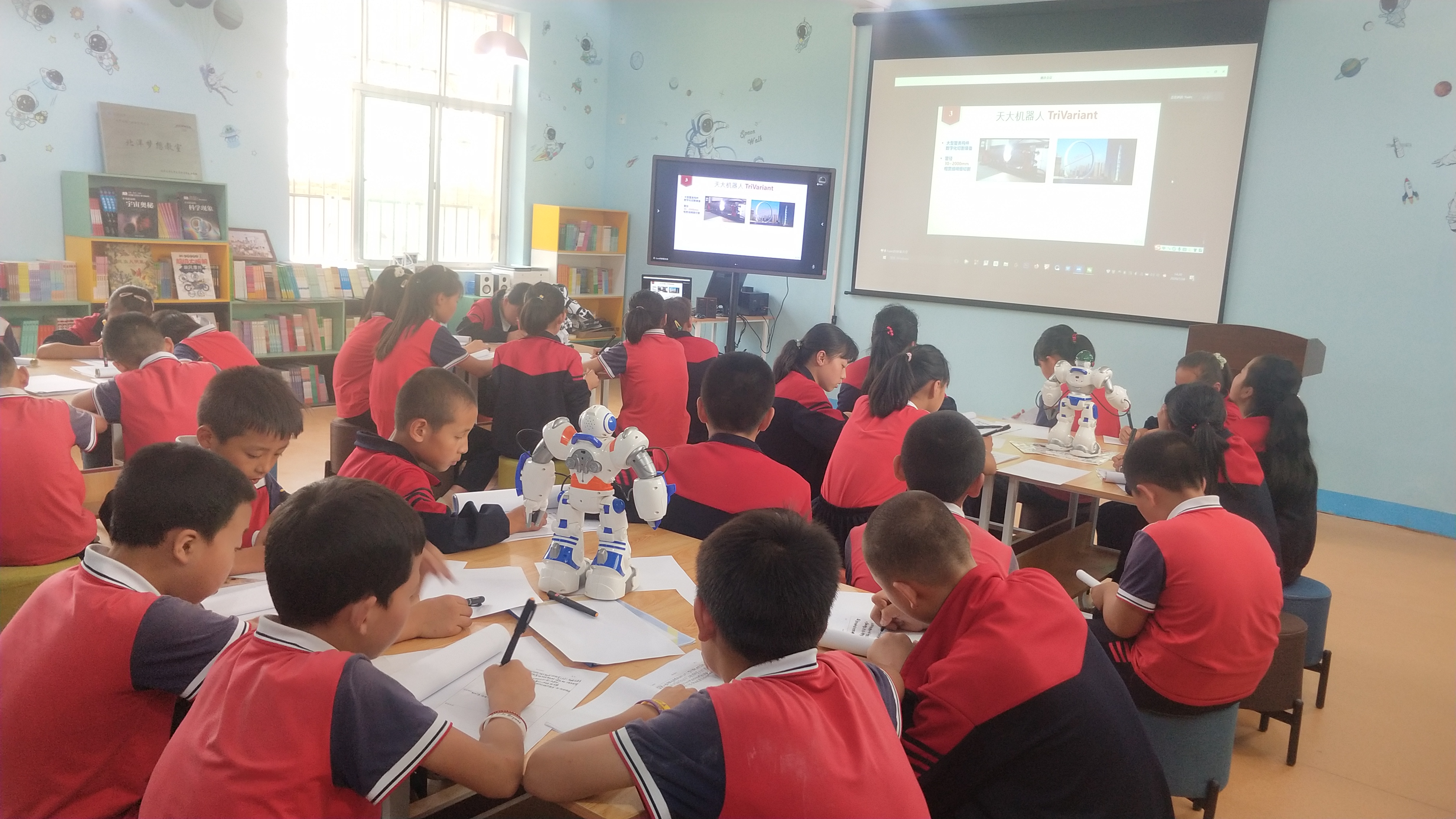 宕昌县沙湾镇大寨九年制学校的学生在“北洋梦想教室”聆听天津大学教师远程授课。