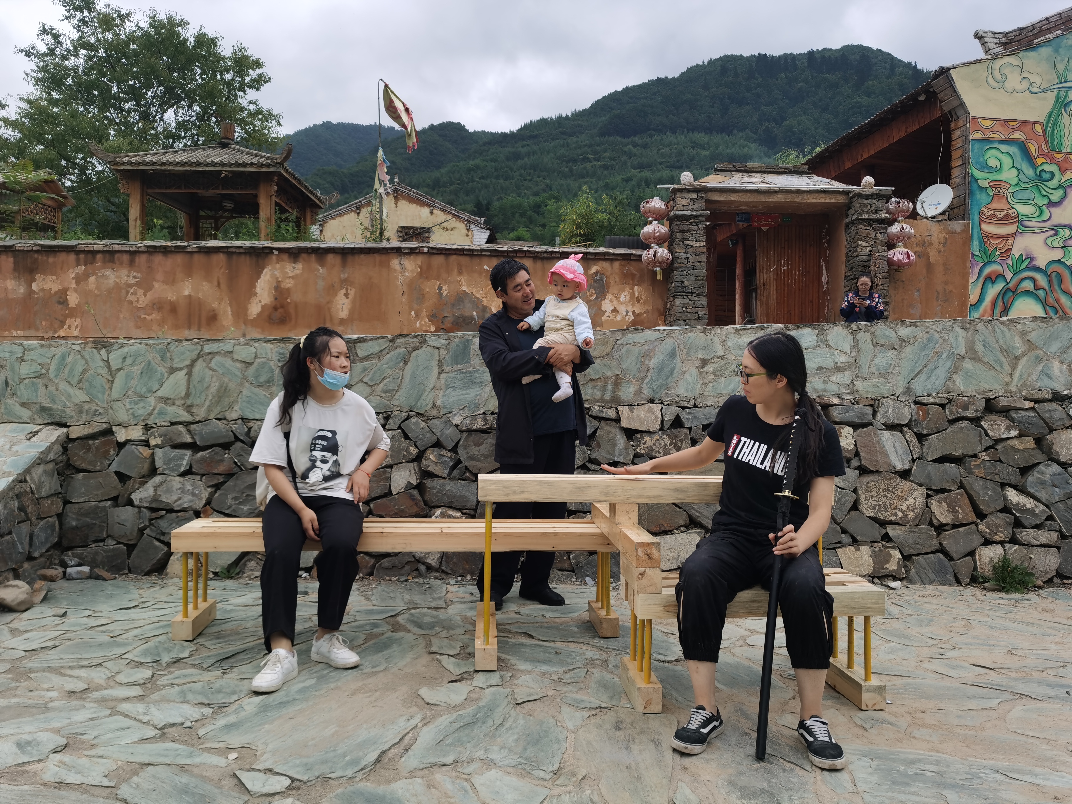 天津大学建筑学院师生帮助宕昌鹿仁村打造木椅景观，将作业写在祖国大地上。
