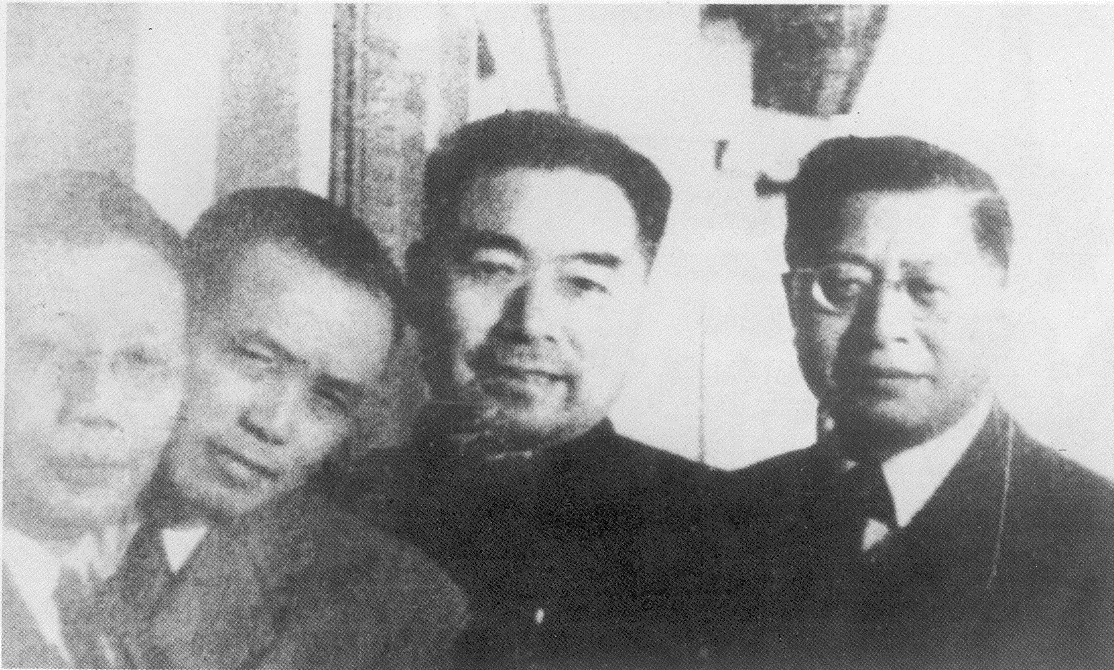 1949年10月，郭秉宽教授（右一）在北京执行对任弼时同志心脏病的紧急会诊期间，受到周恩来总理接见.jpg