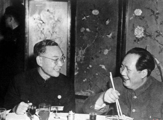 1951年11月，毛泽东与列席中国人民政治协商会议第一届全国委员会第三次会议的专家代表黄家驷亲切交谈。.jpg