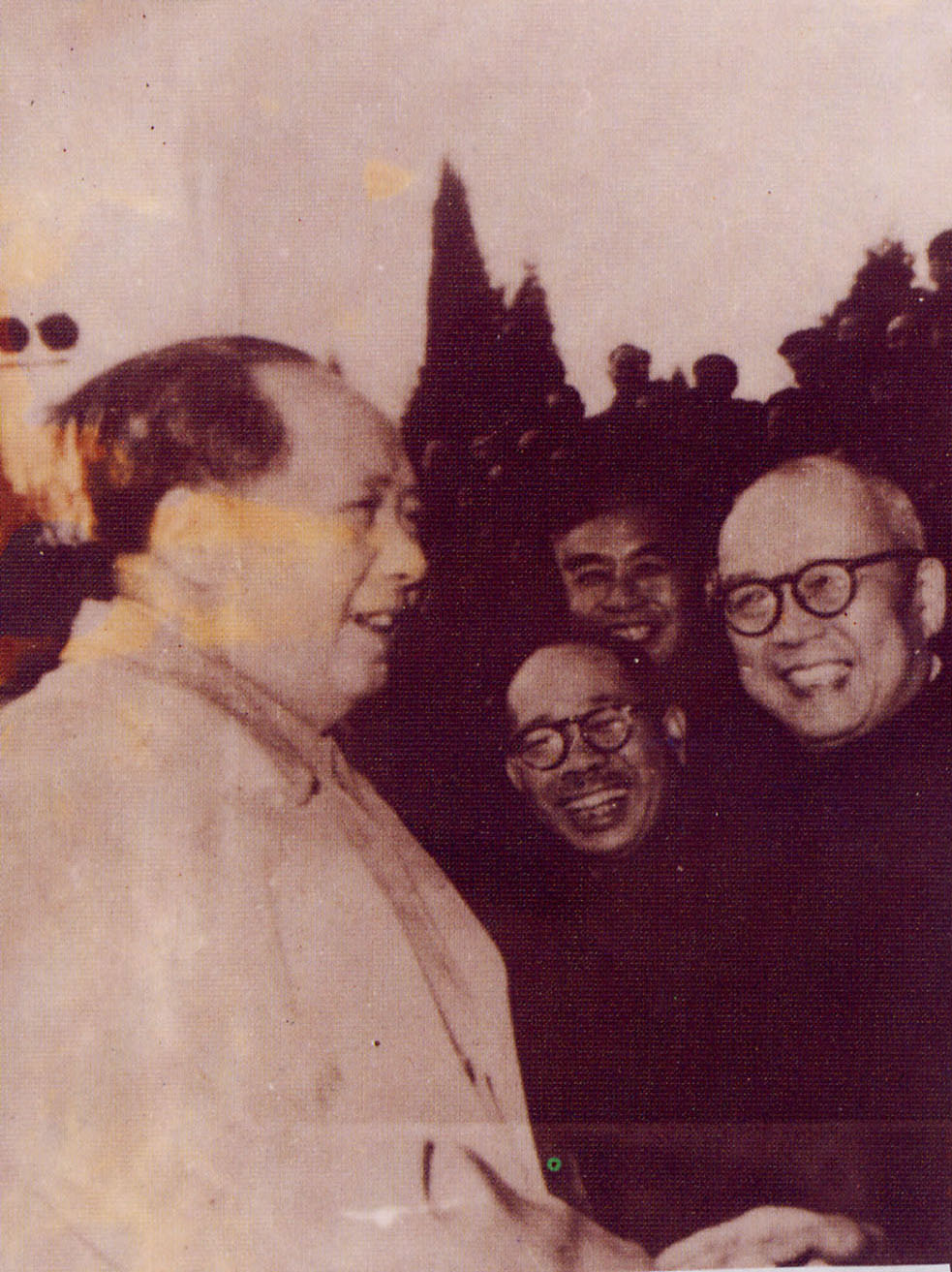 1954年9月，沈克非（右一）出席第一届全国人民代表大会第一次会议期间，受到毛泽东的接见01.jpg