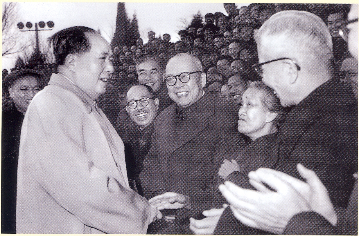 1954年9月，沈克非（右一）出席第一届全国人民代表大会第一次会议期间，受到毛泽东的接见02.jpg