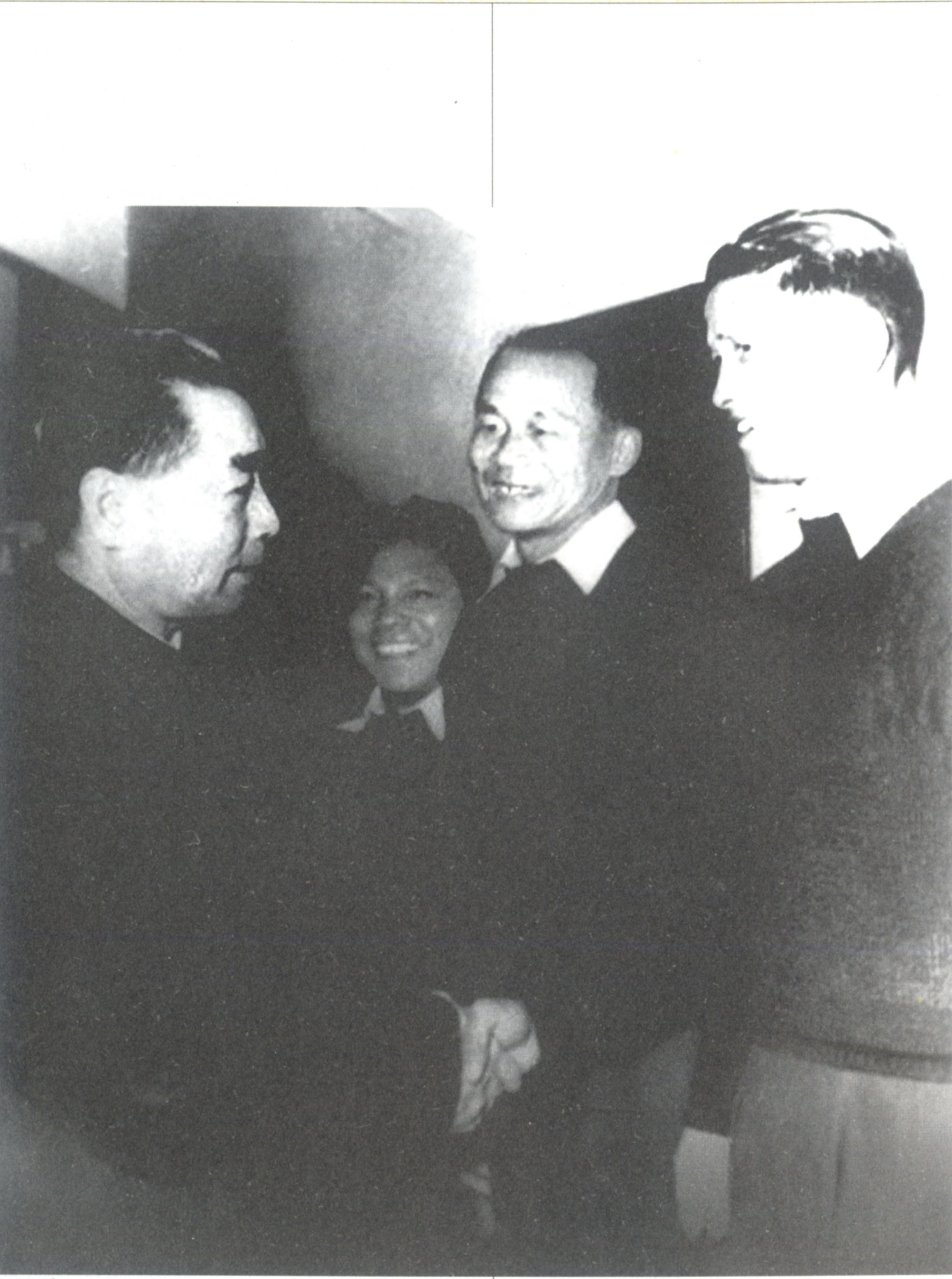 1957年12月24日，周恩来总理在上海虹口体育场接见体育部周达云教授（右二）.jpg