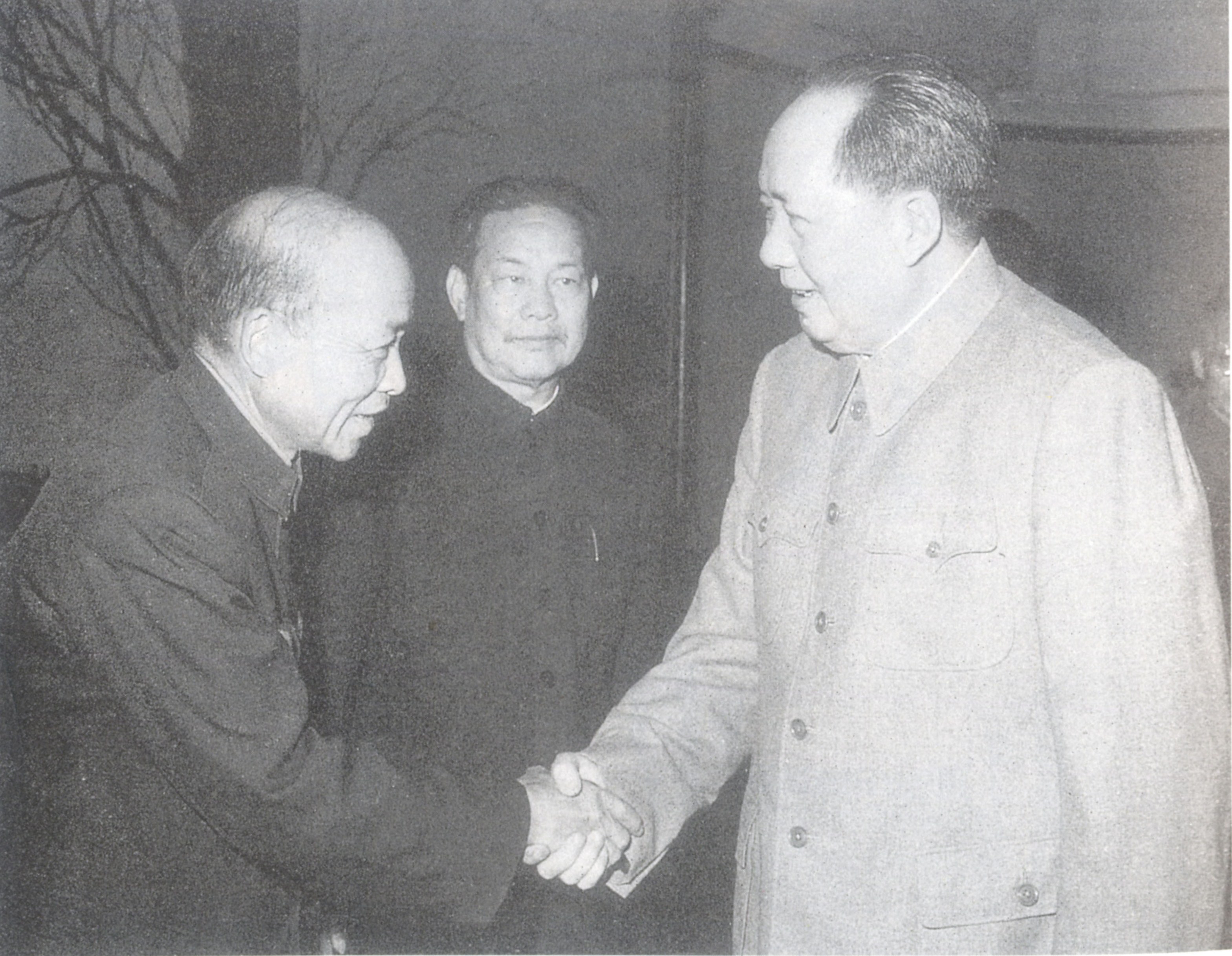 1961年5月1日，毛泽东与苏步青亲切握手，中为京剧表演艺术家周信芳。.jpg