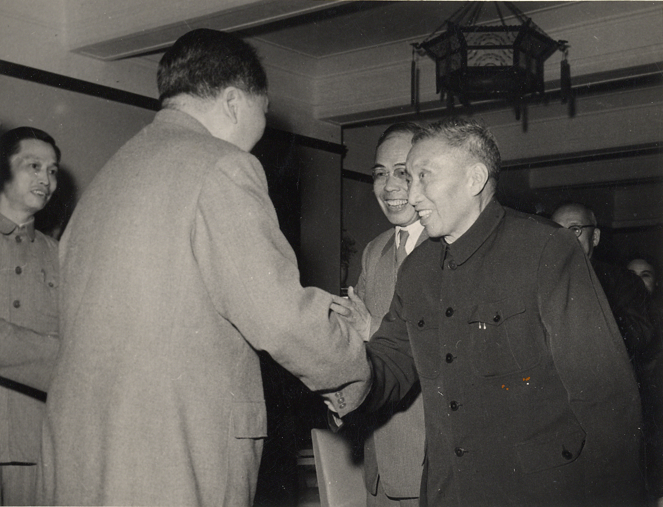 1961年5月1日晚，毛泽东主席在锦江饭店接见与各民主党派上海市地方组织负责人及教育、文化、科学界代表座谈，与陈望道亲切握手.jpg
