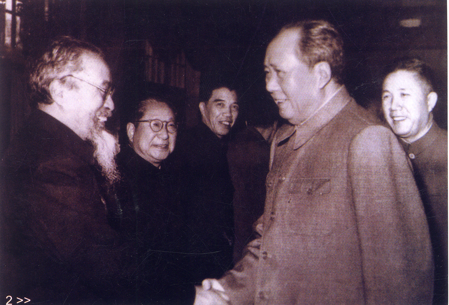 1963年11月16日，中国科学院哲学社会科学部委员会第四次扩大会议期间，毛泽东接见与会者（周予同教授左二、刘大杰教授左三）.jpg
