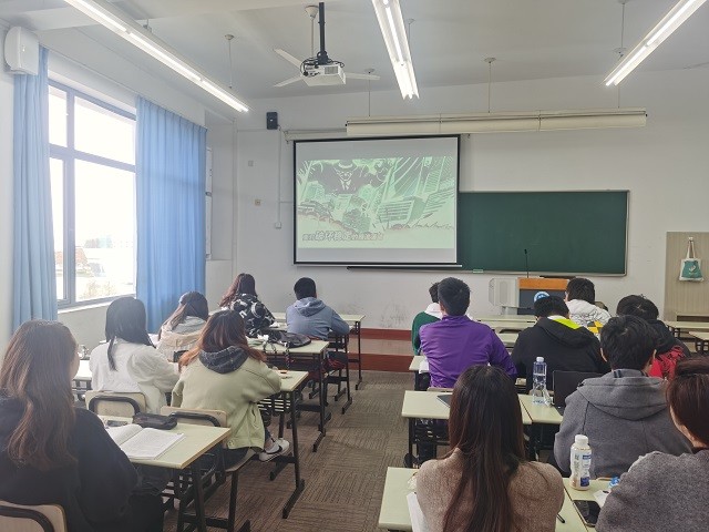 图三 组织学生在班会上集中收看微动漫对弈视频.jpg