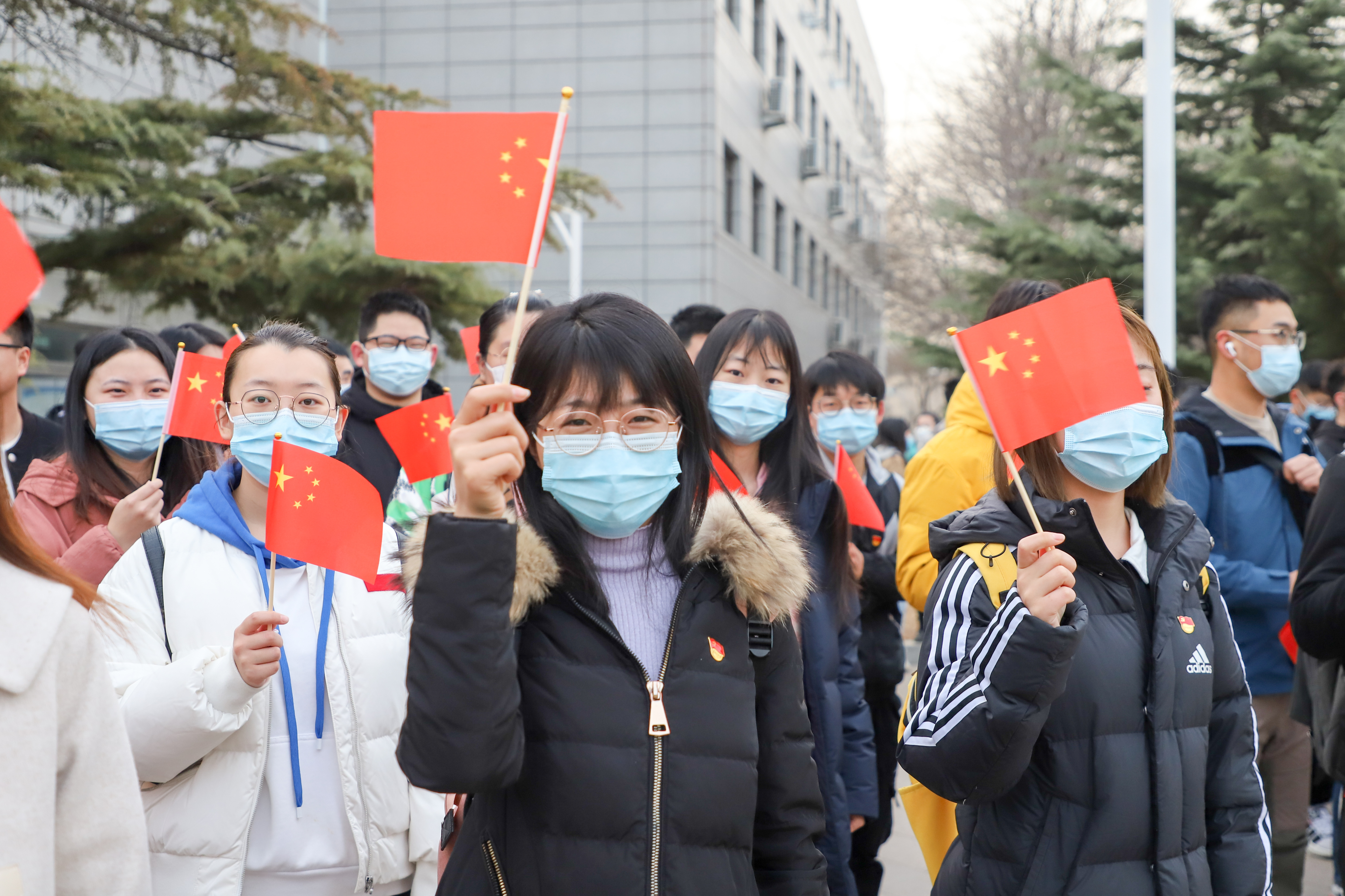 3月22日，学校举行“旗帜飘扬，青春向党”主题升旗仪式2.JPG
