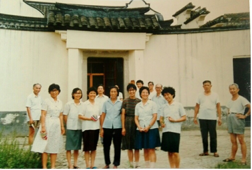 1985年吴乃敦老师与部分教职工在无锡休养所.jpg