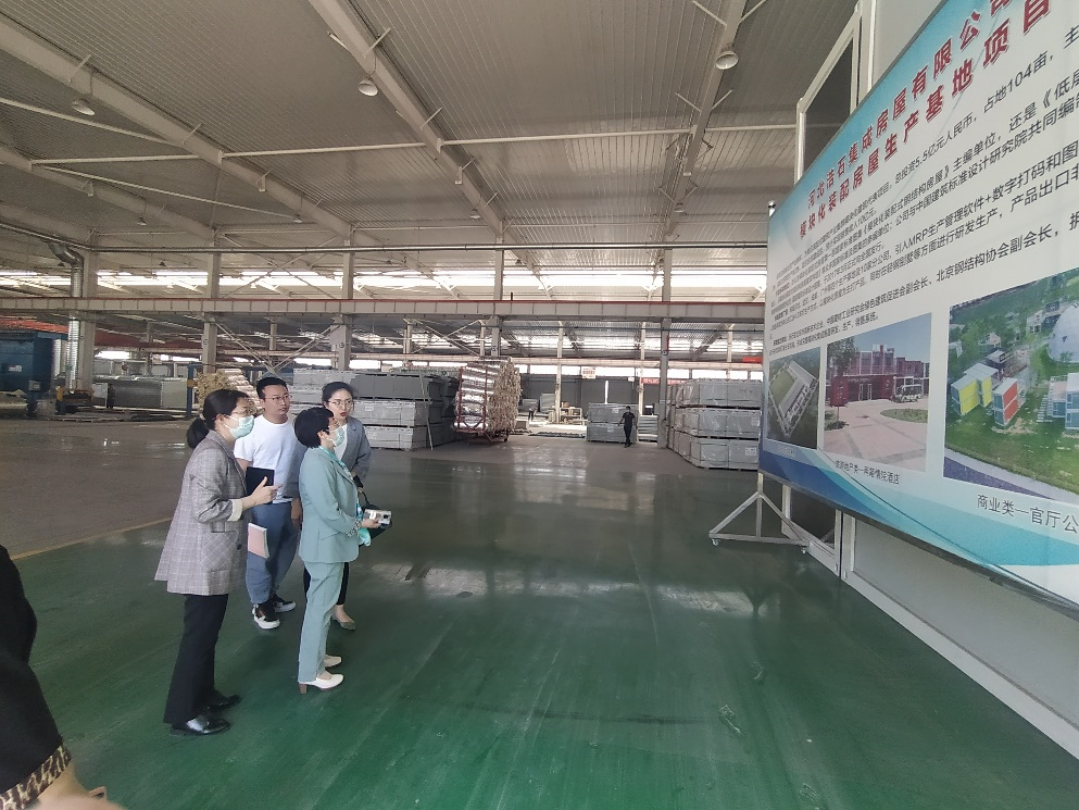 党员们为河北浩石集成房屋有限公司提供现场咨询中.png