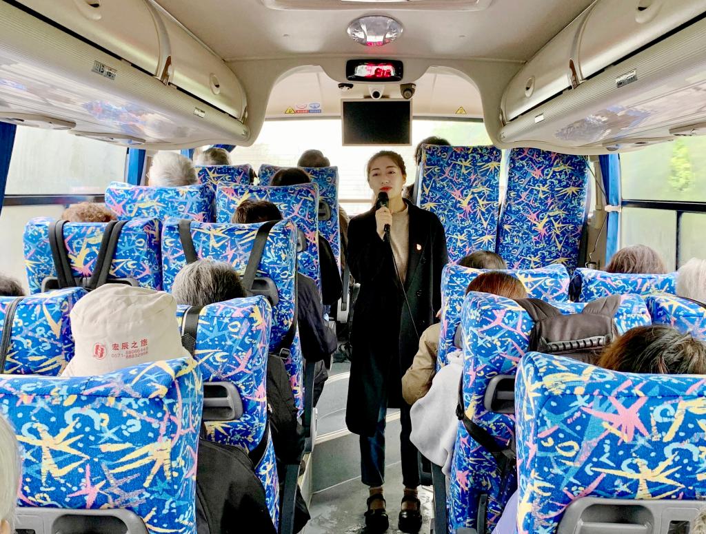 从杭州市中心出发,向着建德千鹤妇女精神教育基地缓缓驶去,大巴车上坐