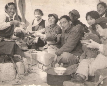 西藏同胞热情迎接西藏阿里第四批医疗队，向队员敬献“酥油茶”，医疗队成员：队长张继春（左三）、队员刘桂芝（右一）.jpg