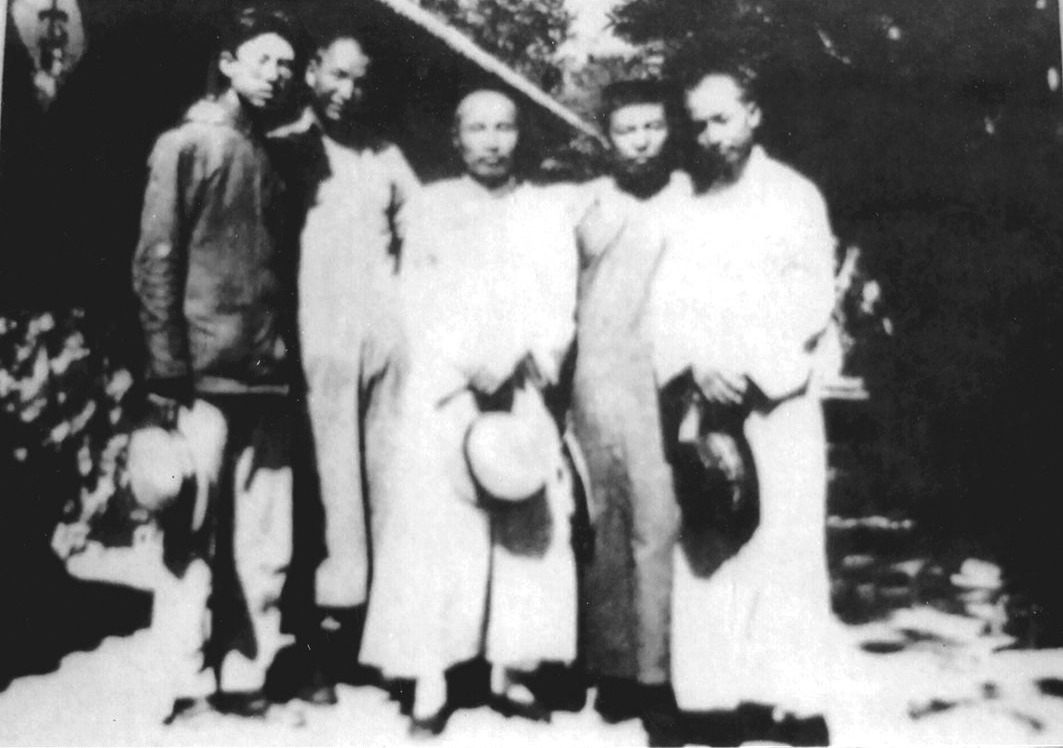 1932年2月苗可秀（左1）、张金辉（左2）等在准备回东北联络、参加抗日义勇军行前的合影_爱奇艺.jpg