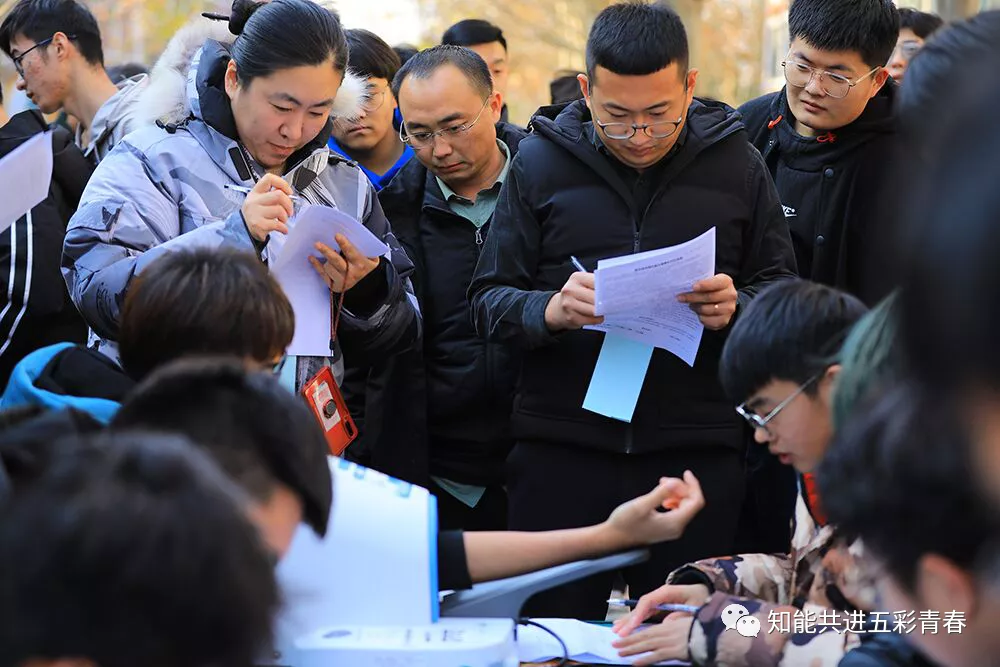 2020年12月4日，山东省血液中心的献血车驶入山东职业学院，4号书院党支部举行了主题为“为你，为我，为大家！”的无偿献血主题党日活动。此次活动得到了我院汤华东书记、周杰副院长等领导的大力支持，在团总支书记武文玉和辅导员于海龙、张恒的带领下，书院的党员、入党积极分子、团员和同学们都积极参加此次主题党日活动，奉献自己的爱心。