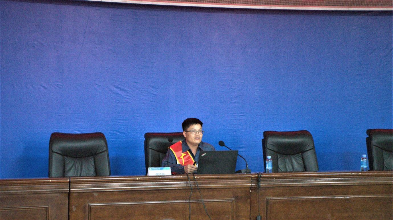 2018年度“广西工匠”获得者何位经做报告.png 2018年度“广西工匠”获得者何位经做报告.png