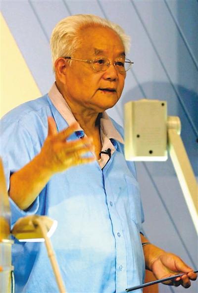 2002年8月27日，吴文俊在国际数学家大会中国数学史国际研讨会上作报告，用英语介绍中国数学史并回答听众提问。 新华社记者 于小平摄.jpg