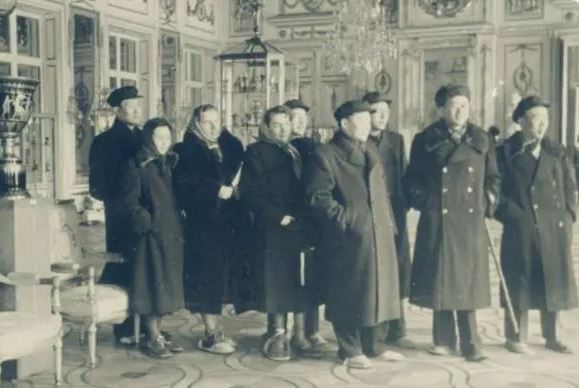 1953年赵九章（前排右起）与华罗庚、钱三强在前苏联莫斯科.JPG