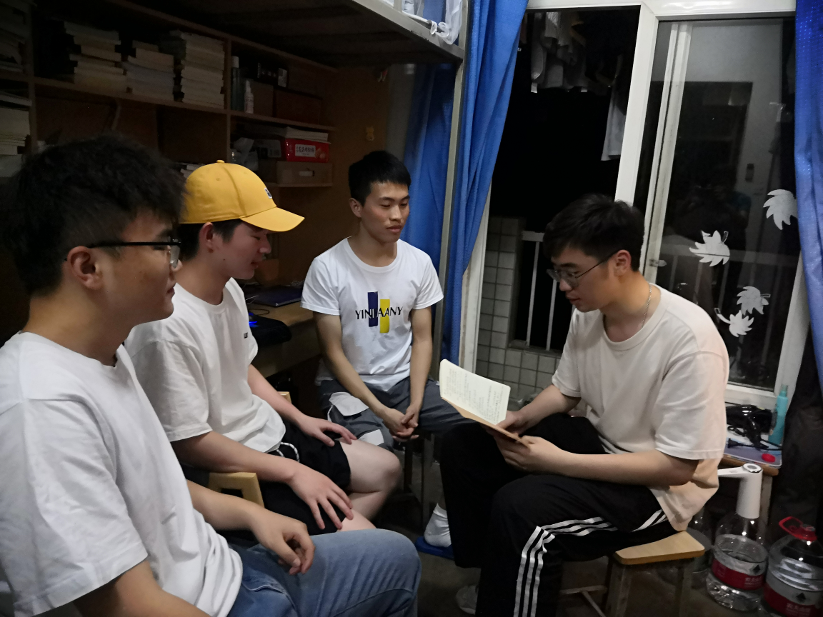 青年创客党史学习班成员邓青蓝给寝室同学讲党史.png