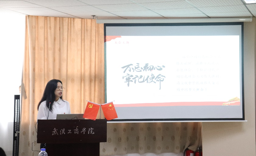 图片7 入党积极分子崔灿正在讲述中共十九大历史