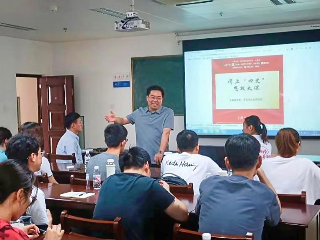 银健老师鼓励同学们学习党史.jpg