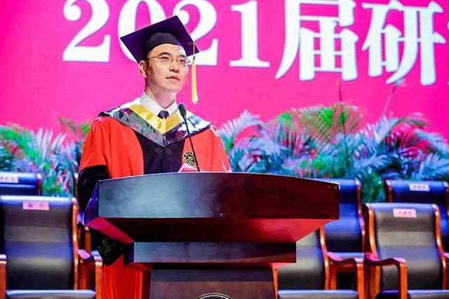 2021届研究生学位授予仪式-学校研究生院执行院长郑仁朝教授担任学位授予仪式司仪.jpg