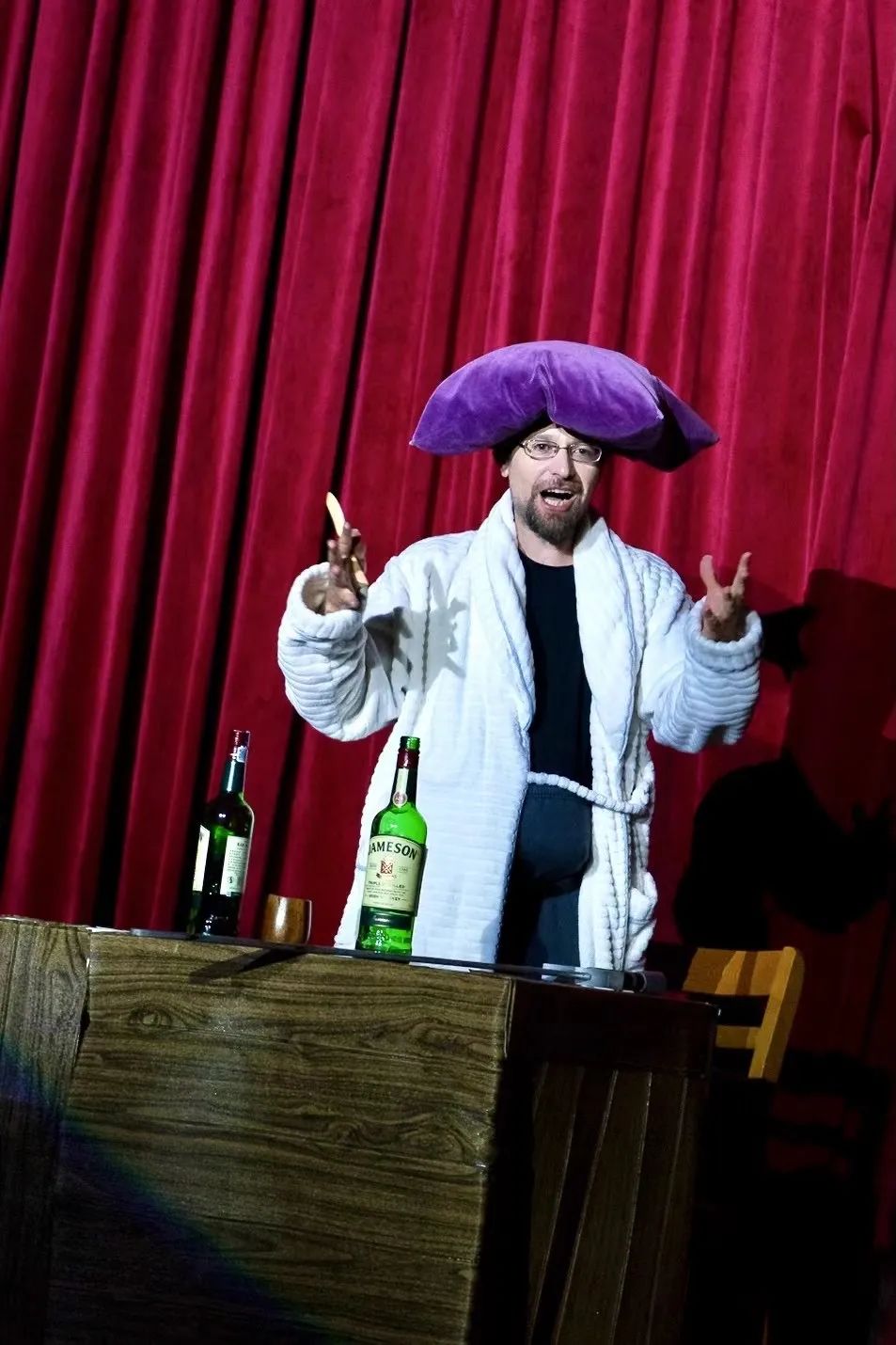 学子 现代装莎剧《亨利四世》公演进行时 上海外国语大学英语学院三全育人综合改革试点院（系） 思政网育人号