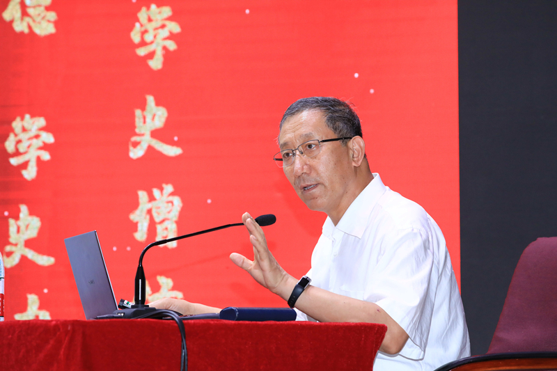 校长周玉讲党课.jpg