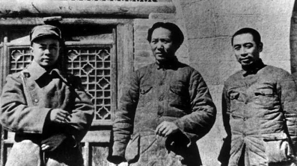 任弼时（左一）与毛泽东、周恩来.jpg