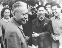 刘少奇与人民群众在一起.jpg