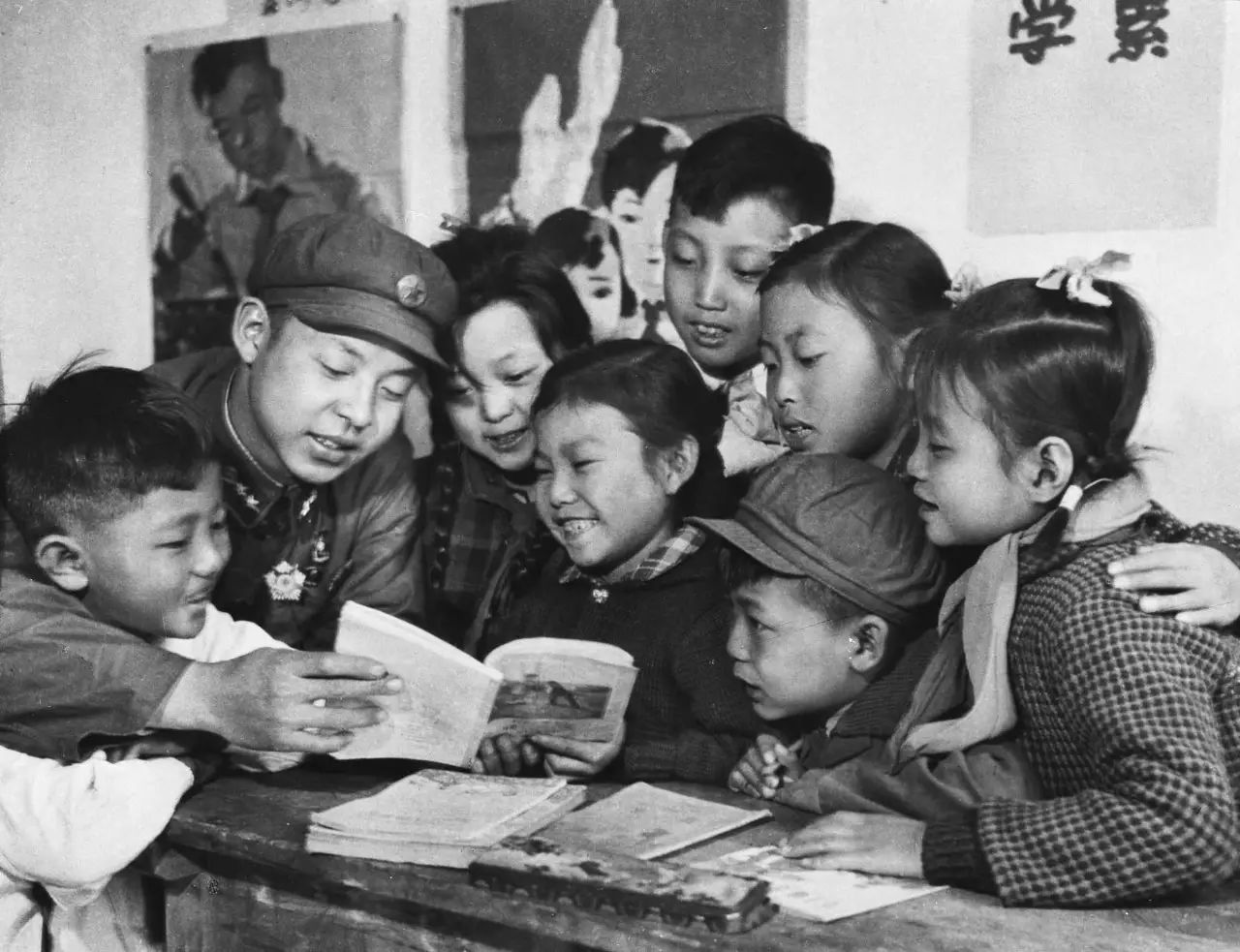 雷锋辅导少先队的孩子们学习.jpg 雷锋辅导少先队的孩子们学习.jpg