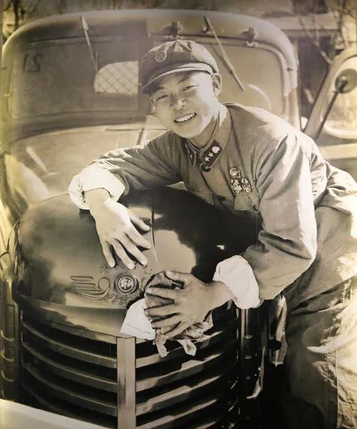 雷锋与“解放”牌汽车合影.JPG 雷锋与“解放”牌汽车合影.JPG