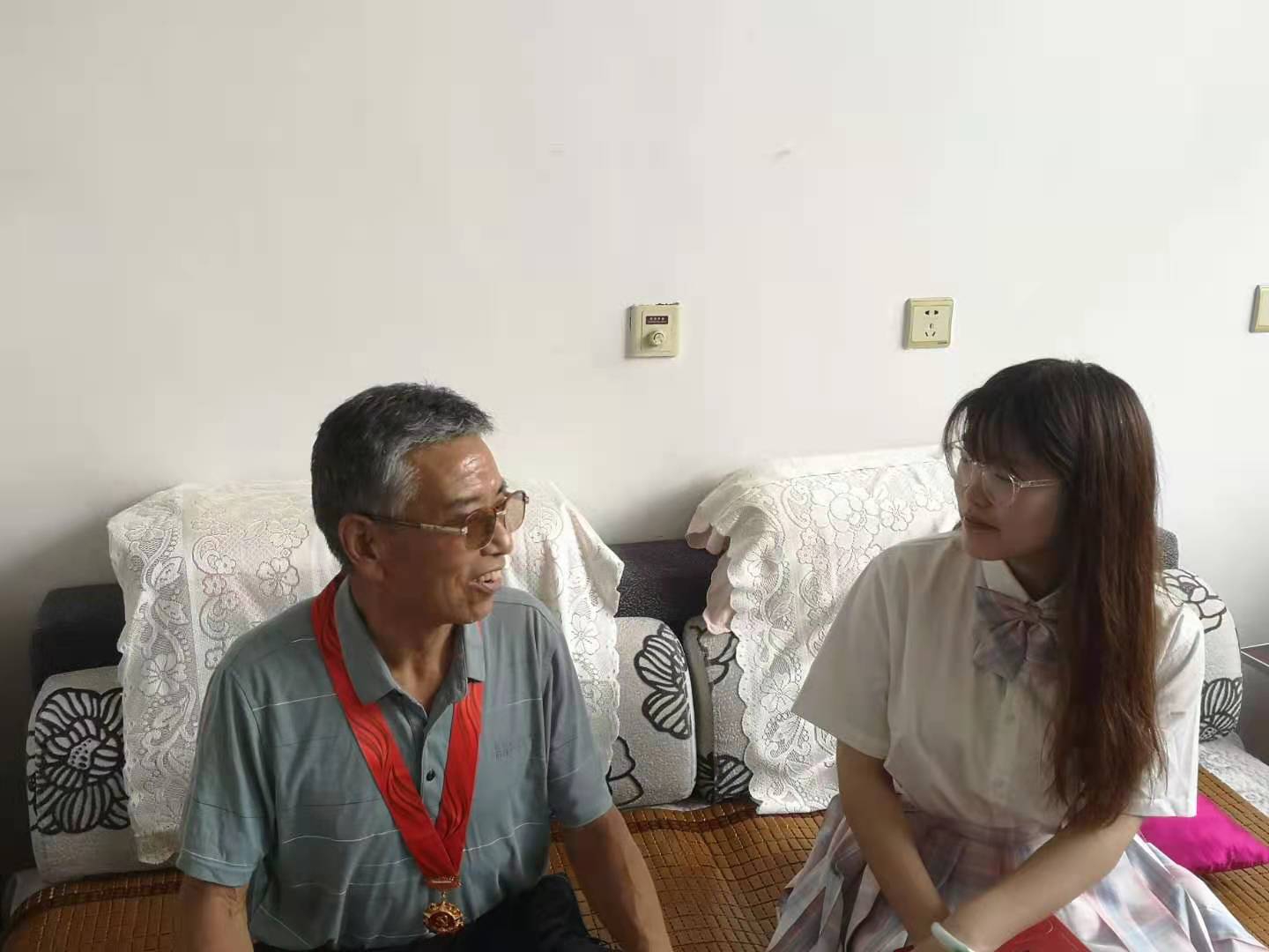 采访荣获在党五十年勋章的老党员李月海.jpg