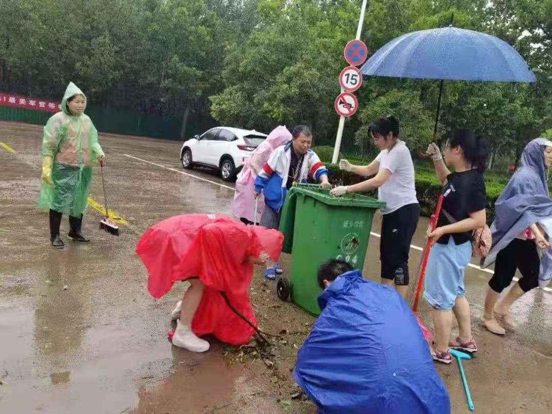 冒雨.jpg