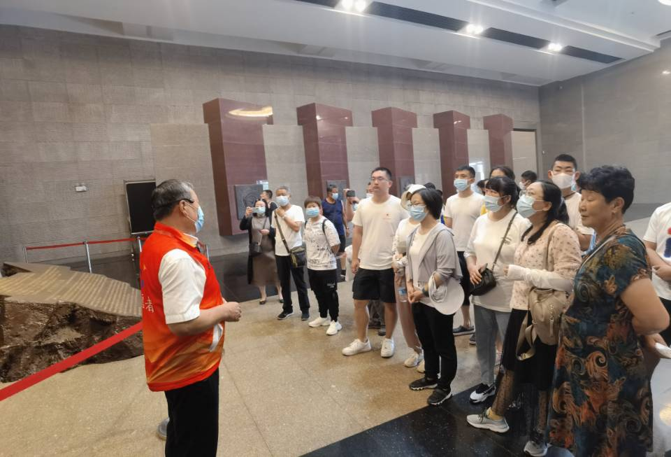 一名义务讲解员激情讲解辽沈战役过程.png